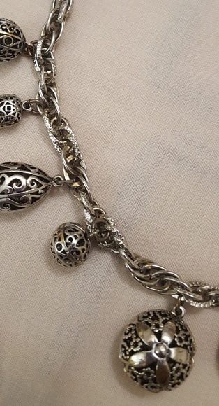 Vintage silver tone choker with charms filigrees - Picture 4 of 6